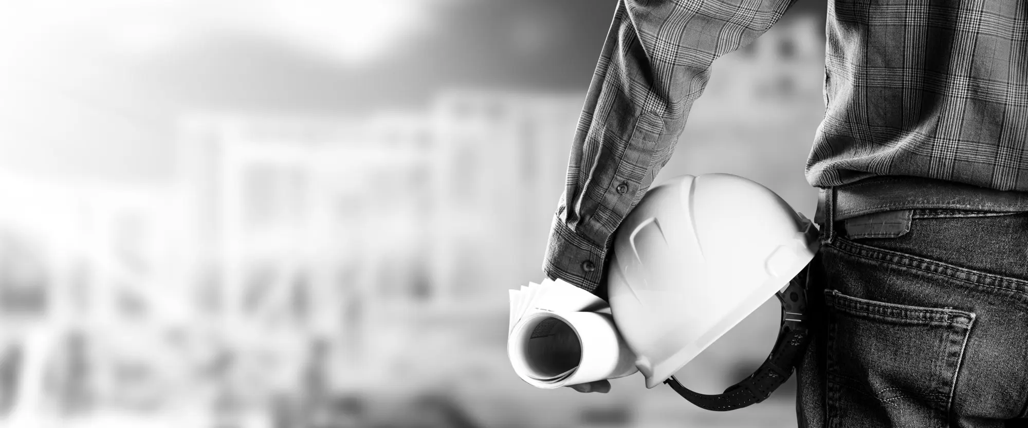 Quelqu'un qui tient un casque de construction et un plan