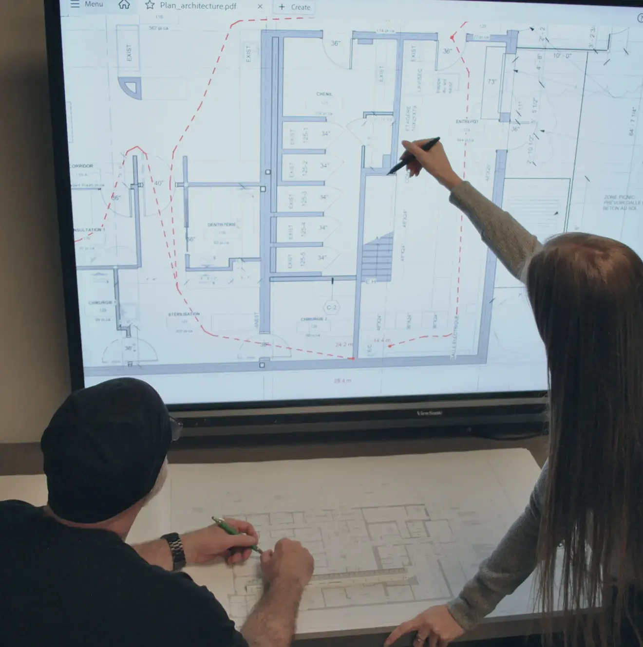 Employés devant un dessin technique